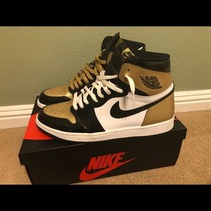 Jordan 1 Retro High OG “Gold Toes”